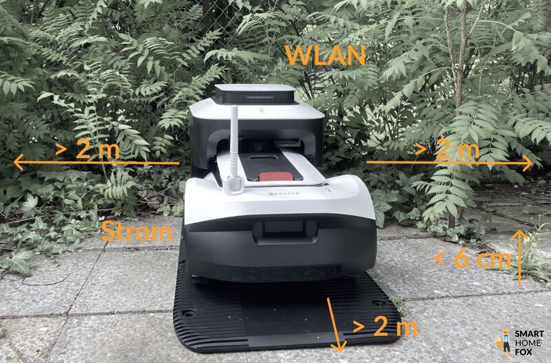 Die Ladestation des ECOVACS Goat G1-800 Mähroboters ohne Begrenzungskabel steht im Test auf dem Boden.